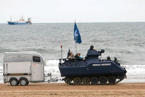 Paardenambulance achter tank